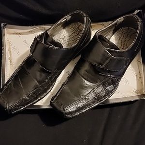 Boys dress shoes...black Very Good condition..in a box